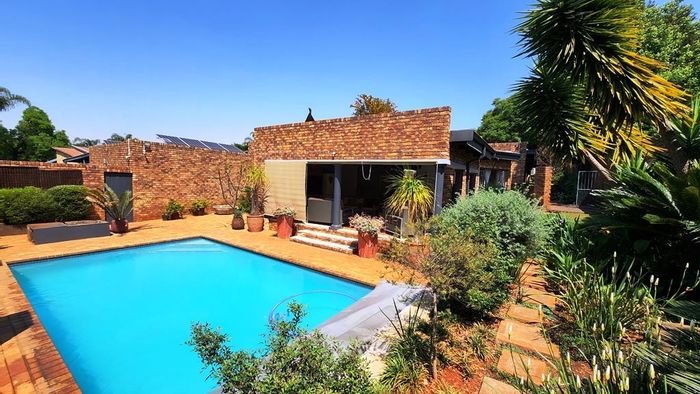 Eldoraigne House For Sale: 4 bedrooms, pool, study, security, solar system.