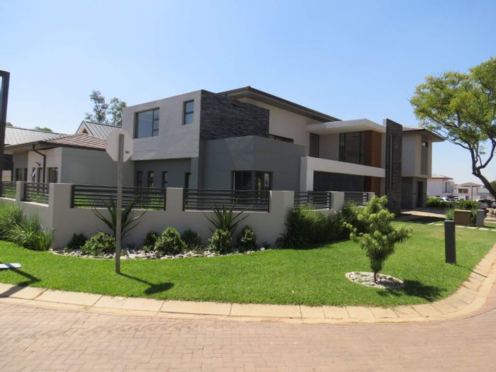 For Sale: House in Neighbourhood Estate with pool, bar, and five ensuites.