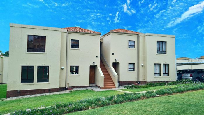 For Sale: Fourways Apartment with 2 Bedrooms, Pool, Tennis Court, Secure Estate.