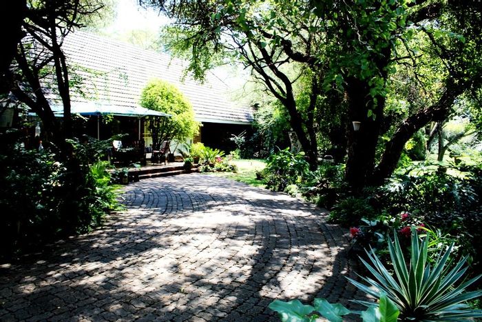 200Ha Farm For Sale in Northam Central with multiple homes, dams, and grazing land.