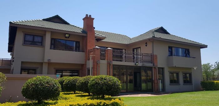 Wigwam House For Sale: 5 en-suite bedrooms, entertainment bar, mountain views.