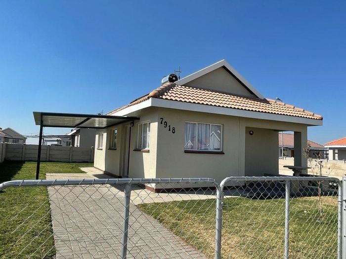 For Sale: House in Freedom Park with 3 bedrooms, carport, and spacious layout.