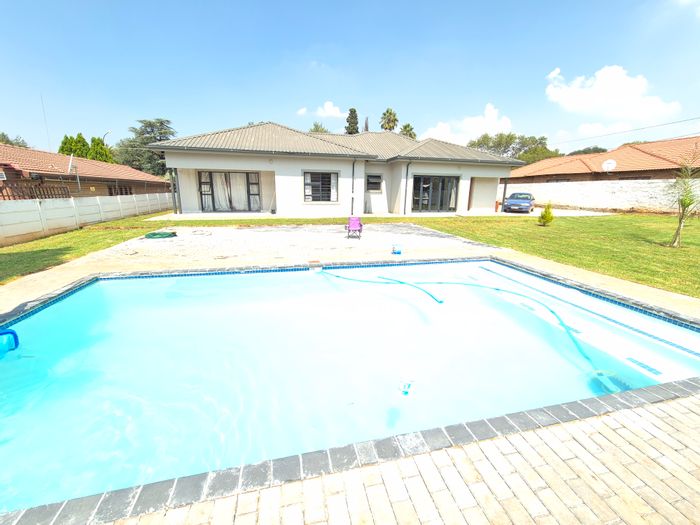 Doornkloof House For Sale: 4 Bedrooms, double garage, pool, near highways.