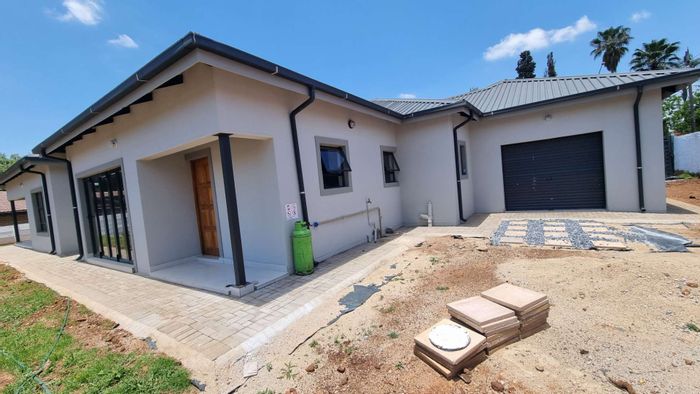 For Sale: House in Doornkloof with 4 bedrooms, double garage, and spacious kitchen.