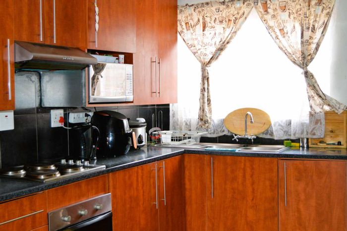 Spacious 4-bedroom apartment in West Park, close to schools and amenities. For Sale.