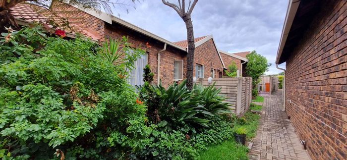 For Sale: Townhouse in The Reeds with garden, garage, and close to amenities.