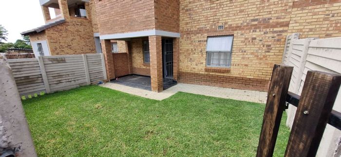 Heuweloord Apartment For Sale: 2 bedrooms, garden, parking, play area, laundromat.