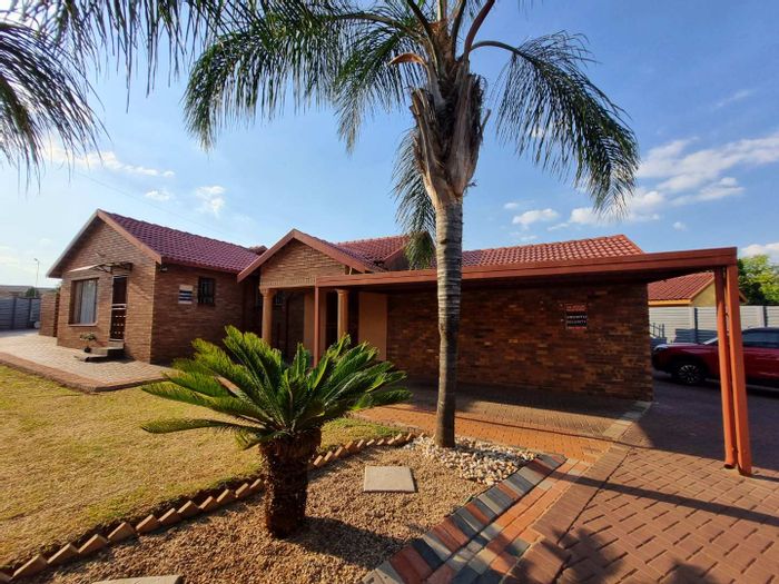 Heuweloord House For Sale: Spacious kitchen, covered patio, large garden, double garages.