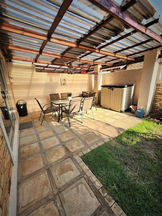 Heuwelsig Estate Townhouse For Sale: 2 beds, garden, entertainment area, convenient location.