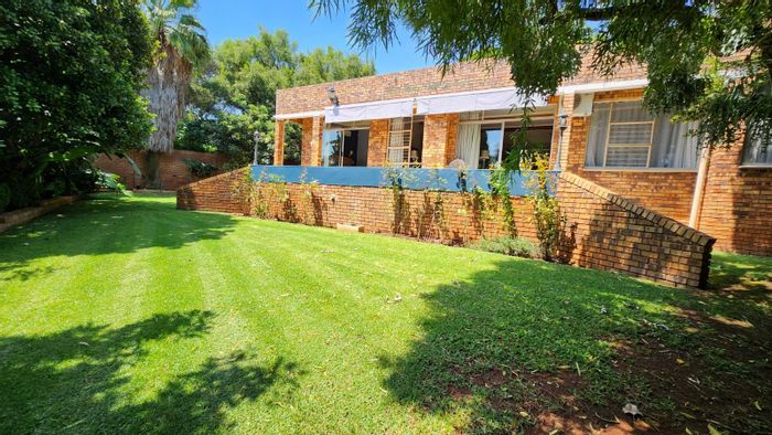 Spacious Zwartkop House For Sale: 3-4 Bedrooms, Solar Power, Close to Amenities!