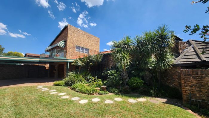 Spacious Eldoraigne House for Sale: 4 Bedrooms, Solar Power, Perfect for Families!