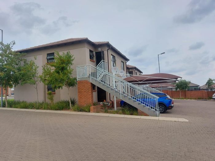 Ground-floor apartment in The Reeds with pool, braai area, and security. For Sale.