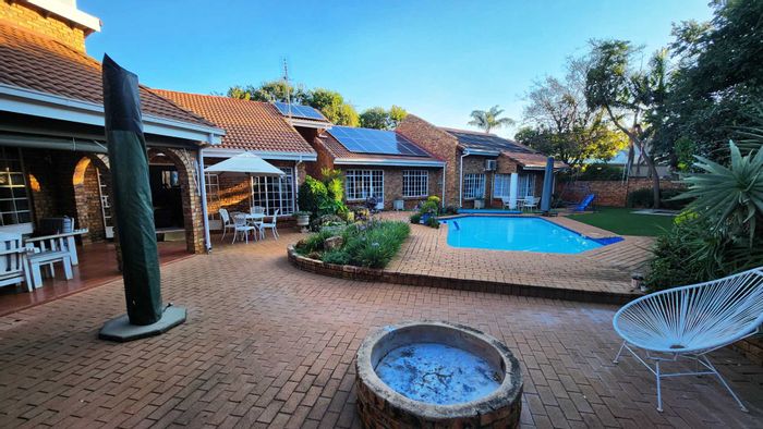 Spacious Eldoraigne Family Home with Pool, Garages, and Entertainment Area For Sale!