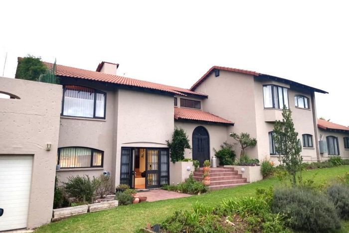 For Sale: 9-bedroom house in Doornrandje with income-generating cottages and expansive gardens.