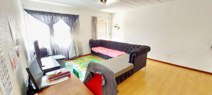 For Sale: 2-bedroom apartment in Vorna Valley with garden, secure complex, near shops.