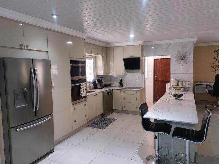 Highveld House For Sale: Pool, low-maintenance yard, no-load shedding, spacious kitchen.