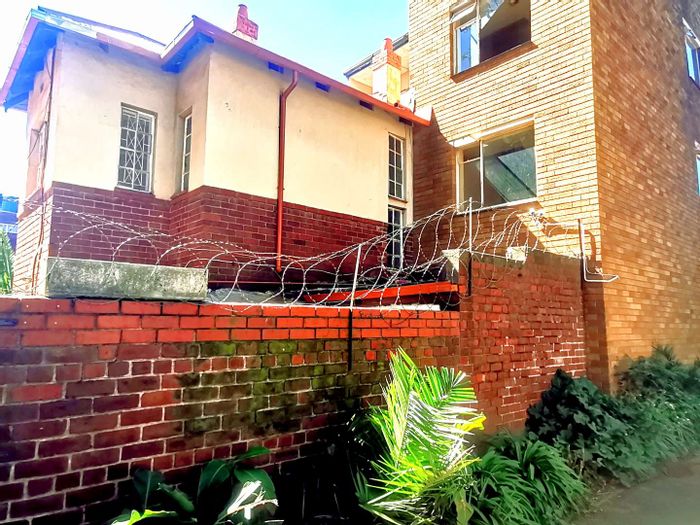 For Sale: 4-bedroom apartment with cottage, garden, and rental potential in Bellevue East.