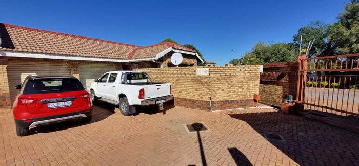 Die Hoewes Townhouse For Sale: 2 Bedrooms, Garage, Private Garden, No Load Shedding!