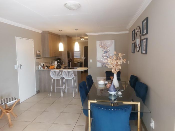 Amberfield Townhouse For Sale: 3 Bedrooms, Solar Panels, Spacious Garden & Dream Kitchen!