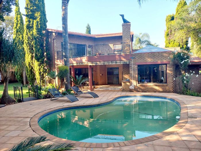 Spacious Eldoraigne House for Sale: 4 Bedrooms, Pool, Entertainment Area & Garden!