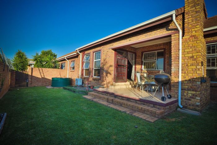 Amberfield Townhouse For Sale: 2 beds, braai area, study, 24-hour security.