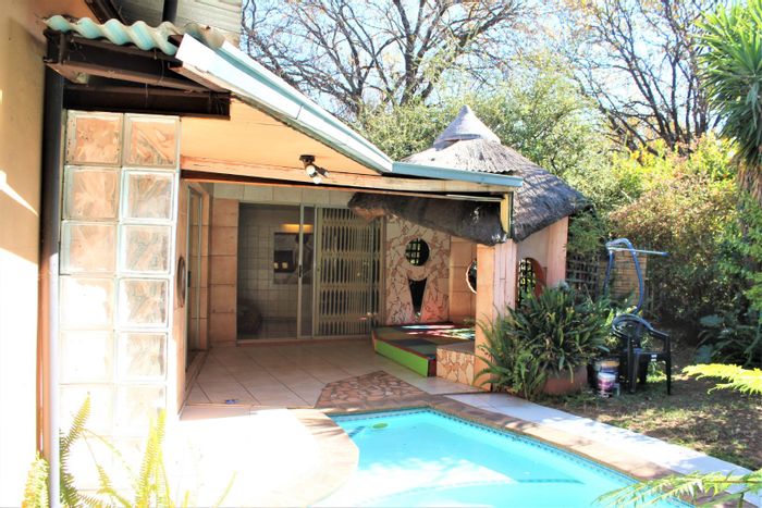 For Sale: Townhouse in Vanderbijlpark CE 2 with garden, bar, and fish tank.