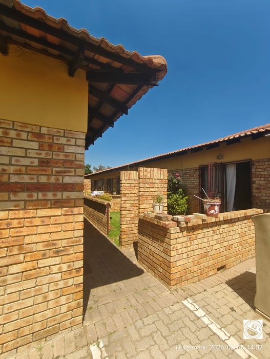 Vaalpark Townhouse For Sale: Open-plan living, private yard, near primary school.