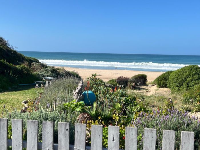 Beach access, 4 bedrooms, flat conversion, secure walled property in Jeffreys Bay Central. For Sale.