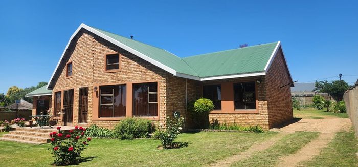 Versatile 3-bedroom house with solar panels in Deneysville Central, For Sale.
