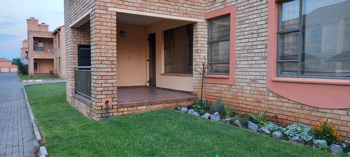 Vaalpark Townhouse For Sale: 2 Bedrooms, secure complex, patio & braai area.