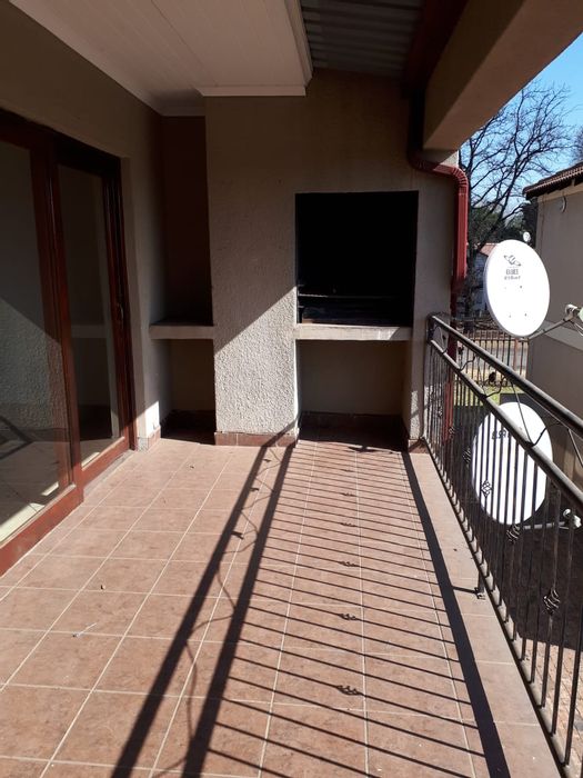 Vaalpark Flat For Sale: 3 Bedrooms, communal pool, lapa, and carport.