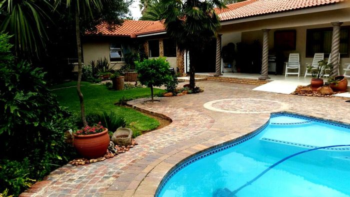 Vaalpark House For Sale: Spacious living, flatlet, pool, and workshop.