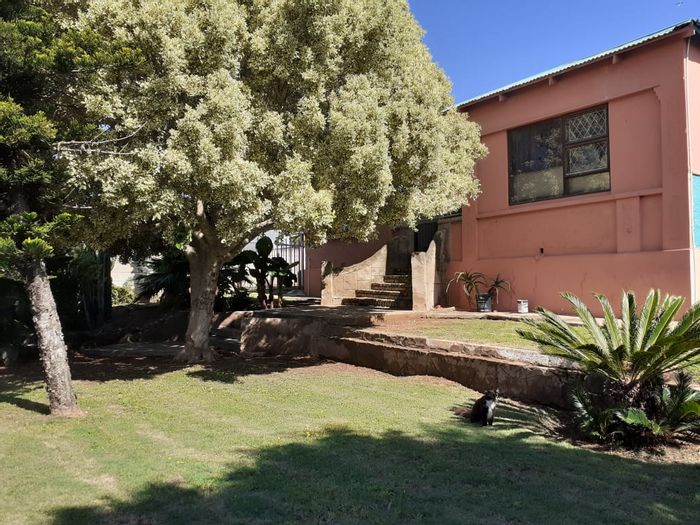 For Sale: Two properties with private gardens, parking, and walking distance to amenities in Bothasrus.