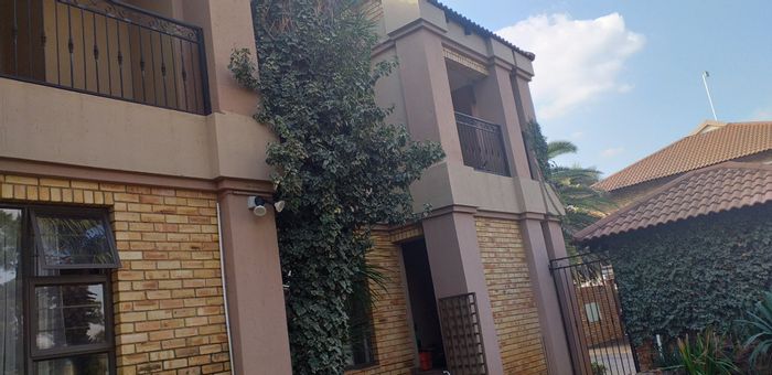 For Sale: Townhouse in Vanderbijlpark Central with open plan living, balconies, and braai.