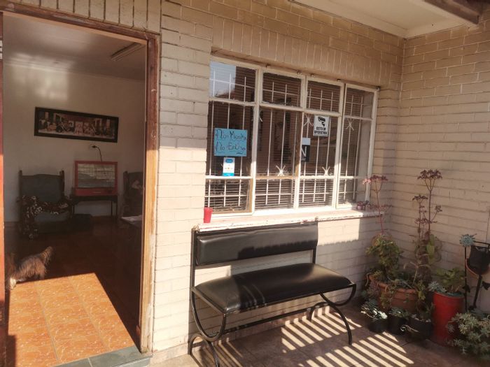 House for Sale in Vanderbijlpark Central: 3 bathrooms, coffee shop, hair salon.