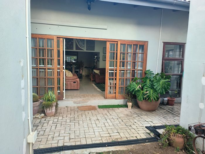 For Sale: 3-bedroom house in Grimbeeck Park with secure parking and outdoor braai.