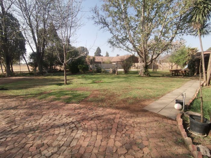 Roodia Farm For Sale: Multiple homes, business rights, pool, and ample parking.