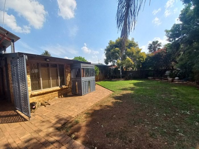 For Sale: House in Vanderbijlpark Cw 1 with pool, garage, and study.