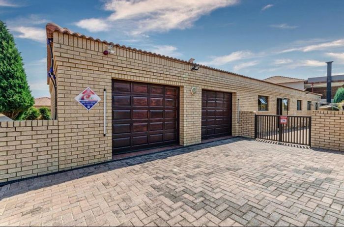 For Sale: Townhouse in Parys Central with pool, garage, and security features.