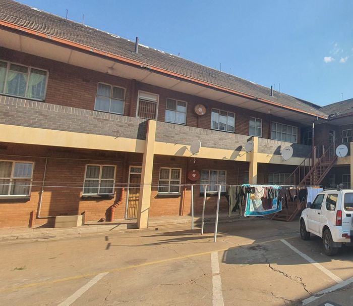 Vanderbijlpark Cw 1 Flat For Sale: 1 Bedroom, Balcony, Built-in Closet.
