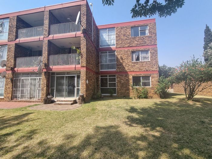 Flat for Sale in Vanderbijlpark Sw 1: 3 Bedrooms, Open Plan Kitchen, Garage.