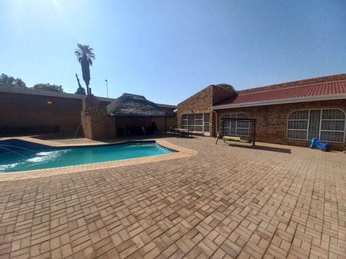 Vanderbijlpark Se 3 House For Sale: 3 Bedrooms, 2 Bathrooms, Spacious Land, Secure.