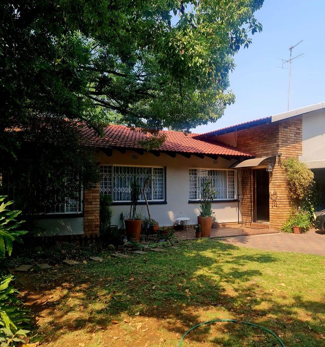Vaalpark House For Sale: 3 beds, 2 baths, flat, large yard, parking.
