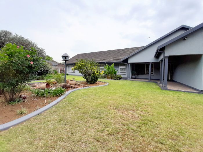 For Sale: House in Sasolburg Central with pool, lapa, and spacious garden.