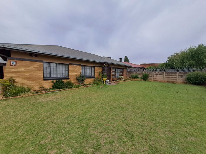 Vanderbijlpark CE 2 house for sale: 3 beds, pool, garage for 4 cars.