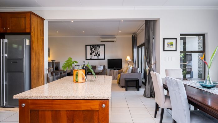 Zimbali Flat For Sale: 3 beds, pool, garden, golf course access, sea views.