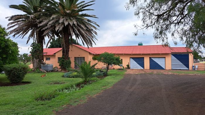 Mullerstuine Farm For Sale: Two houses, borehole, workshop, animal camps, well-fenced.
