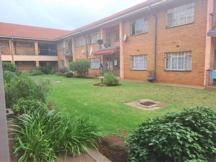For Sale: Flat in Vanderbijlpark CW 3 with 2 beds, garage, open plan living.