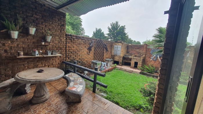 Townhouse for Sale in Vanderbijlpark CE 1: 3 beds, 2 baths, private yard.