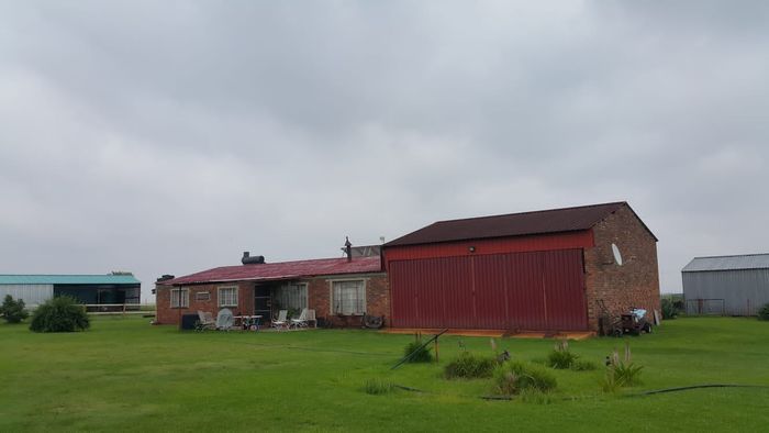 Farm for Sale in Nelsonia: Borehole water, solar power, spacious house, secure garden.